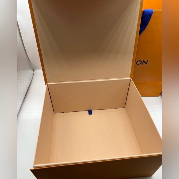 Authentic Louis Vuitton Bag & Box!! - Picture 2 of 4